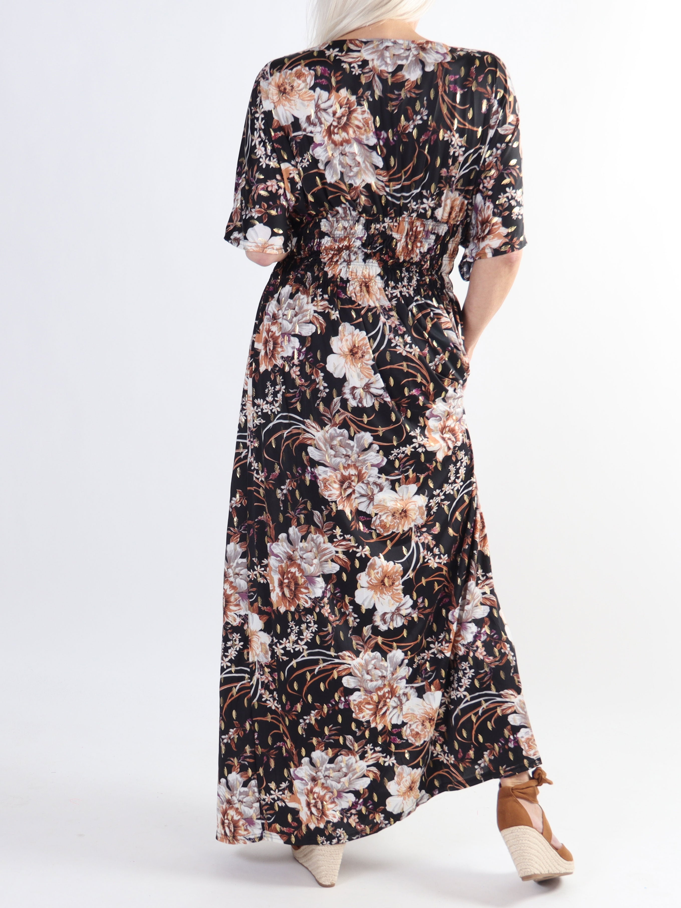 Pams Gold Flower - Lang elastisk plus size kjole i krølfrit stof